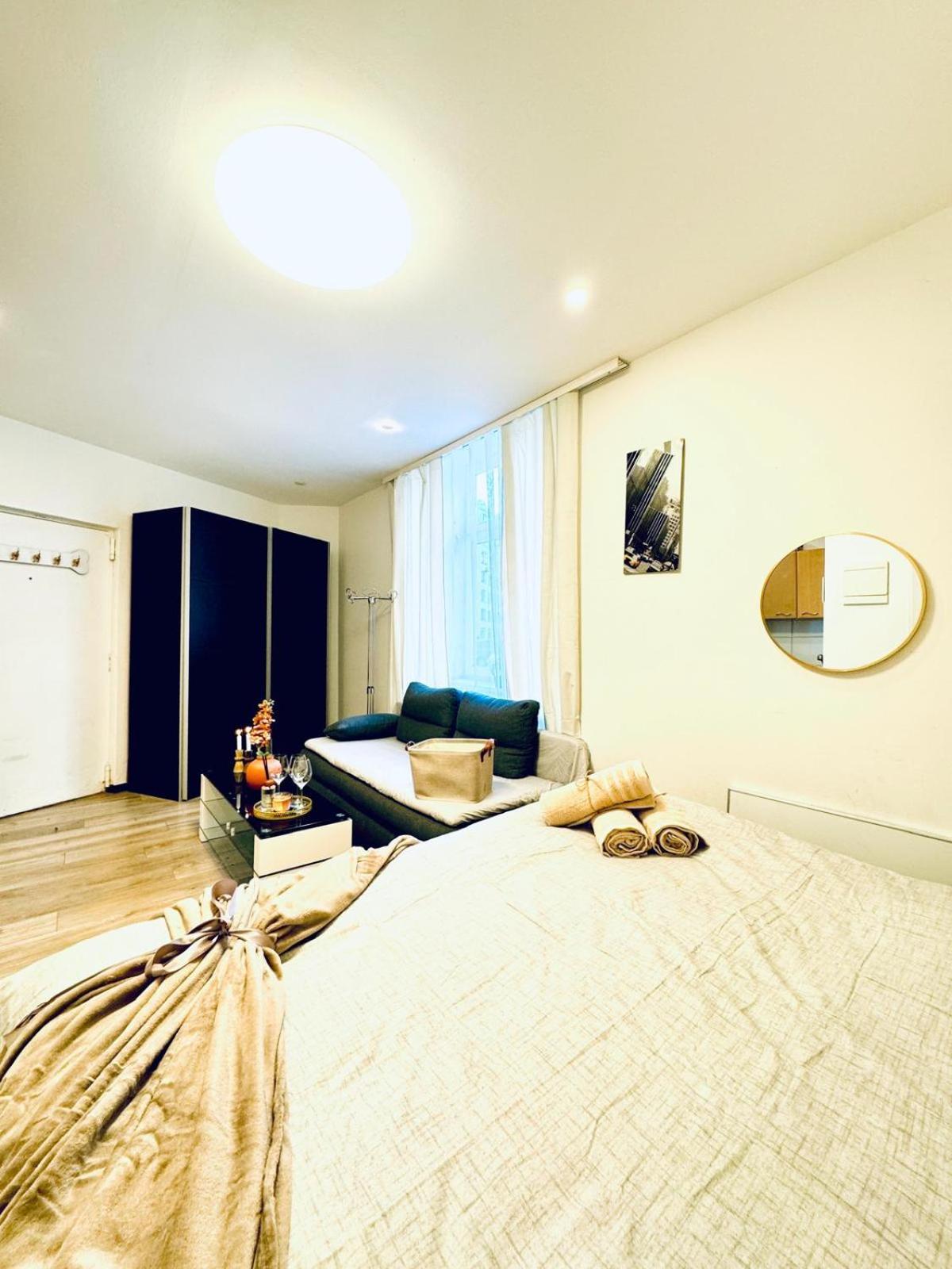 Central King Studio - 10 Mins Walk From Downtown Wien Eksteriør bilde